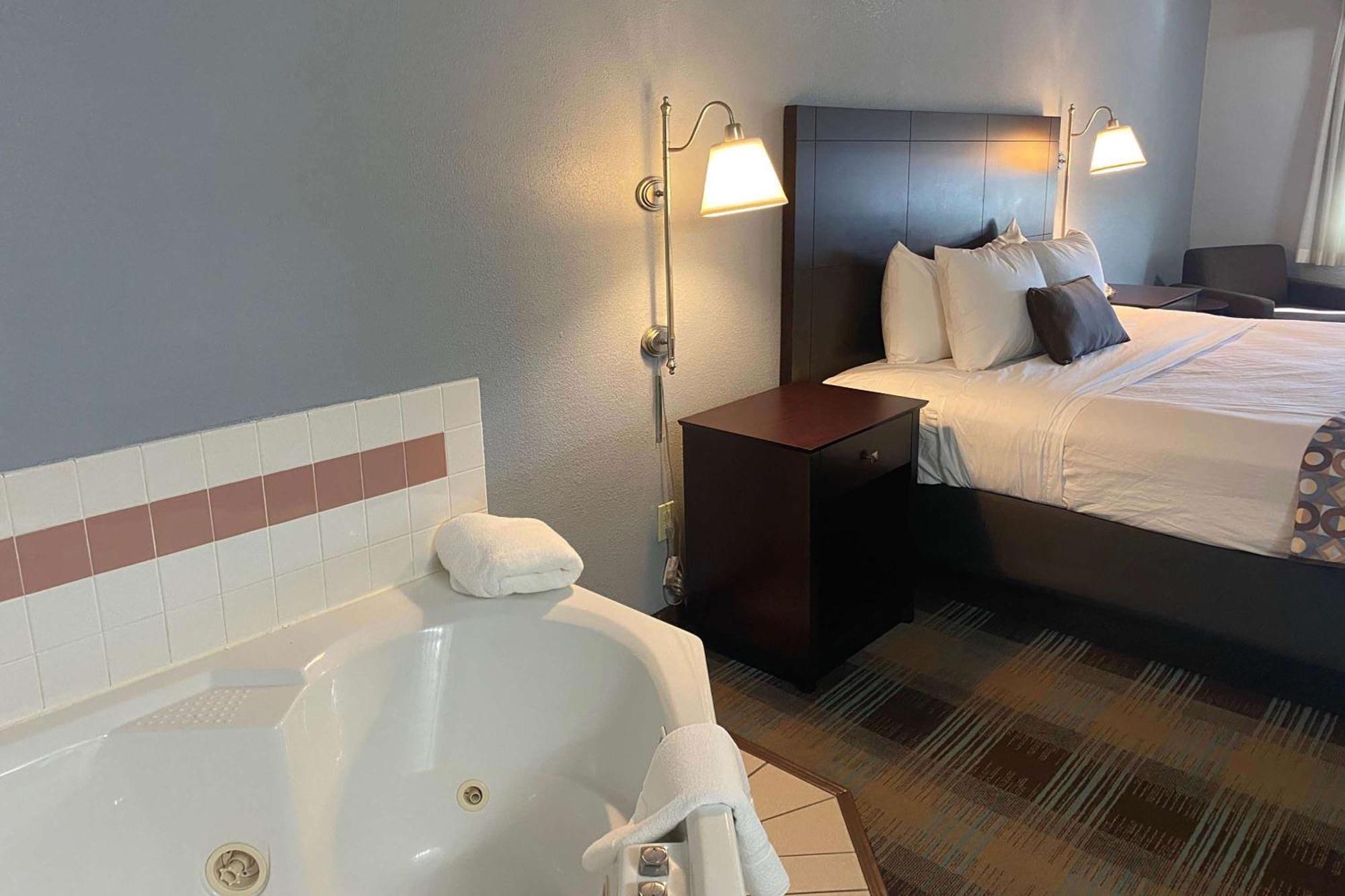 Baymont By Wyndham Danville Il Екстер'єр фото